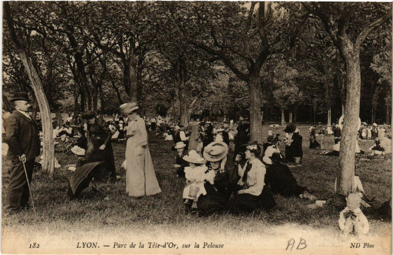 Carte postale ancienne Lyon-Parc de la Tete d'Or sur la Pelouse à Lyon