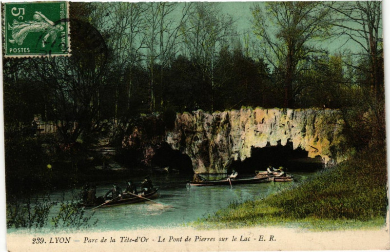 Carte postale ancienne Lyon-Parc de la Tete d'Or Le Pont de Pierres sur le Lac à Lyon