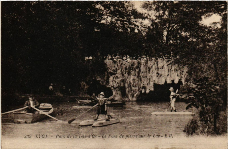Carte postale ancienne Lyon-Parc de la Tete d'Or Le Pont de pierre sur le Lac à Lyon