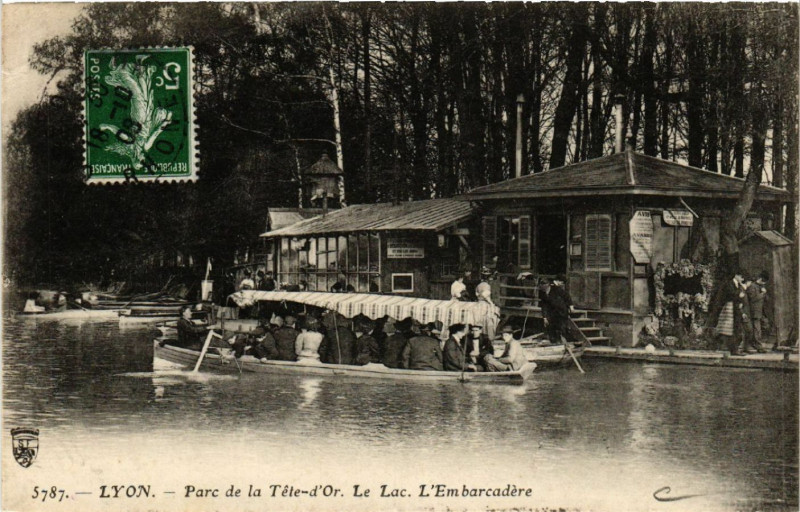 Carte postale ancienne Lyon-Parc de la Tete d'Or Le Lac. L'Embarcadere à Lyon