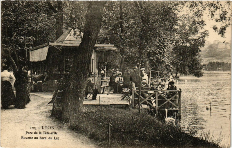 Carte postale ancienne Lyon-Parc de la Tete d'Or Buvette au bord du Lac à Lyon