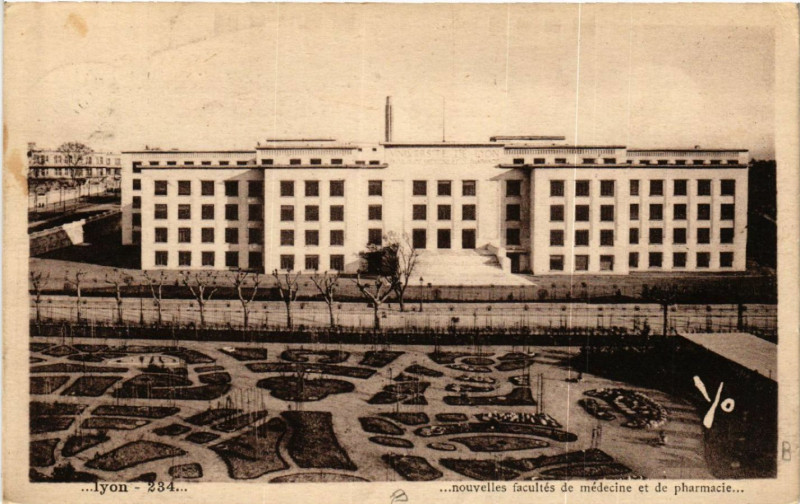 Carte postale ancienne Lyon-Nouvelles facultes de medecine et de pharmacie à Lyon