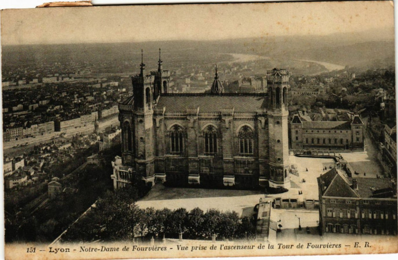 Carte postale ancienne Lyon-Notre Dame de FOURVIEREs Vue prise de l'ascenseur de la Tour à Lyon