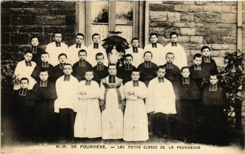Carte postale ancienne Lyon-N.-D. de Fourviere Les Petits Clercs de la Providence à Lyon