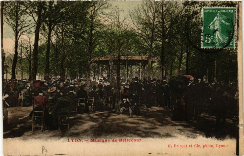 Carte postale ancienne Lyon-Musique de Bellecour à Lyon