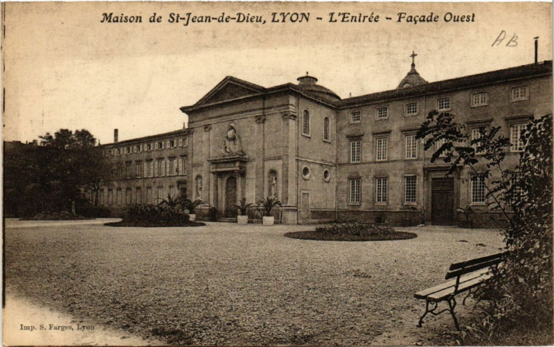 Carte postale ancienne Lyon-Maison de St-Jean de Dieu L'entrée Facade Ouest à Lyon