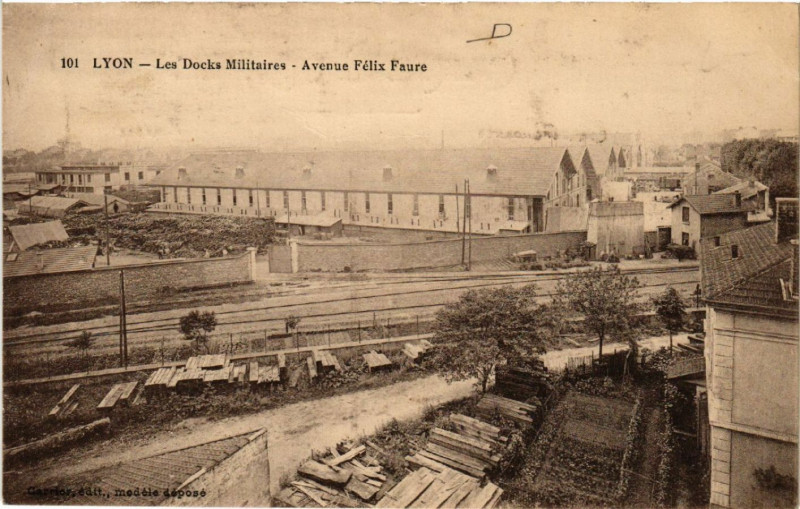 Carte postale ancienne Lyon-Les Docks Militaires Avenue Felix Faure à Lyon