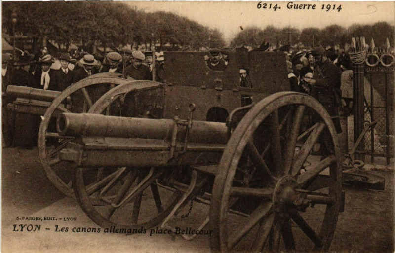 Carte postale ancienne Lyon-Les Canons allemands place Bellecour à Lyon