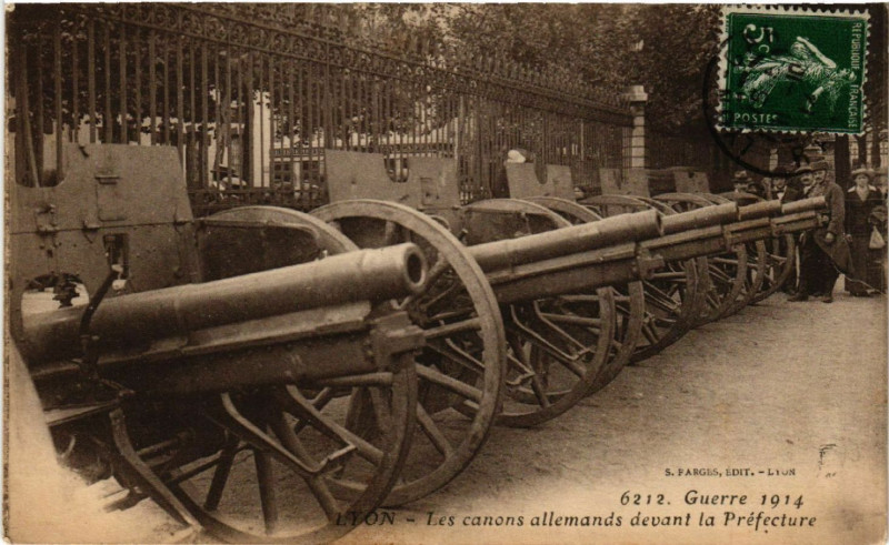 Carte postale ancienne Lyon-Les Canons allemands devant la Prefecture à Lyon