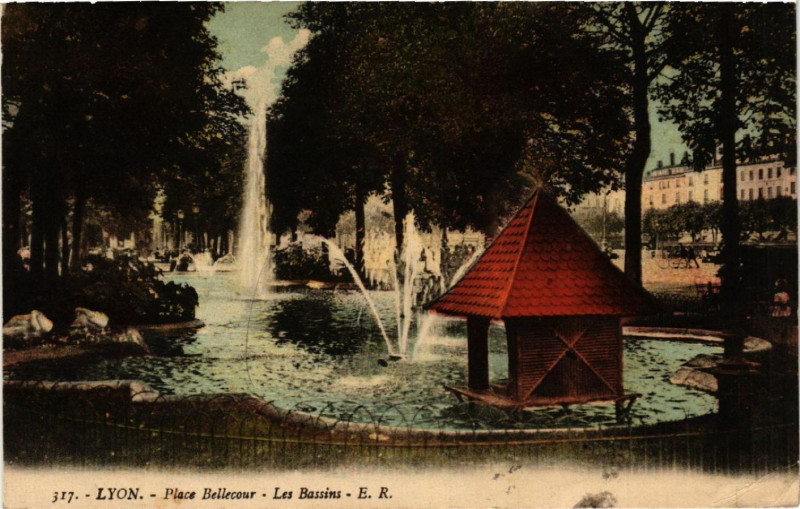 Carte postale ancienne Lyon-Les Bassins Place Bellecour à Lyon
