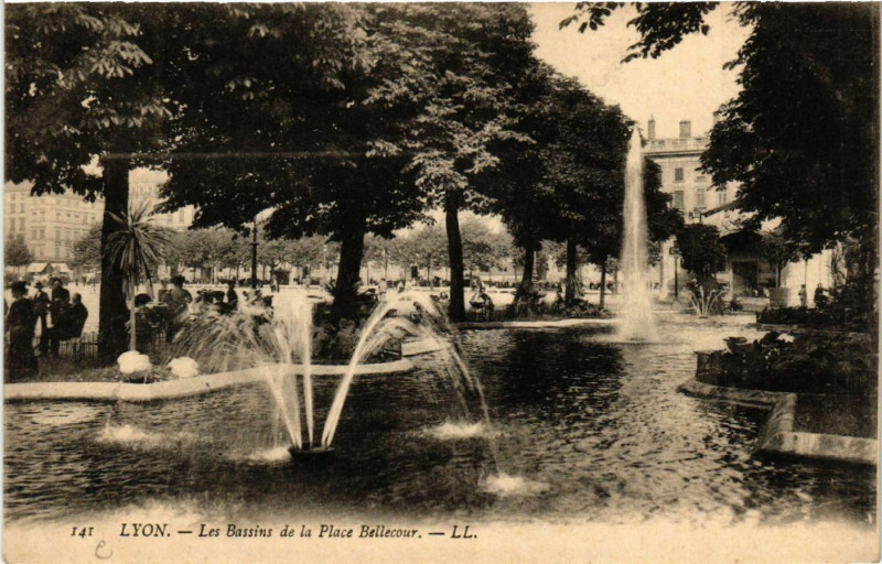 Carte postale ancienne Lyon-Les Bassins de la Place Bellecour à Lyon