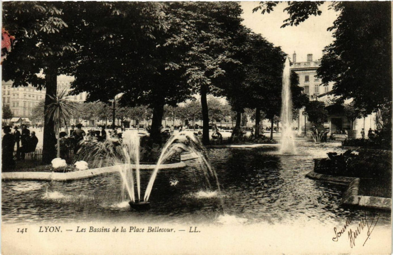 Carte postale ancienne Lyon-Les Bassins de la Place Bellecour à Lyon