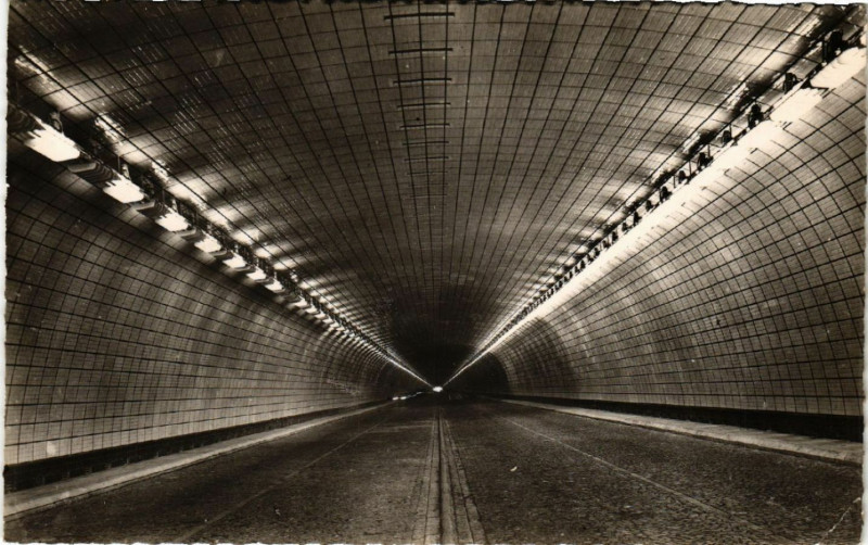 Carte postale ancienne Lyon-Le Tunnel Routier sous la colline de la Croix-Rousse à Lyon