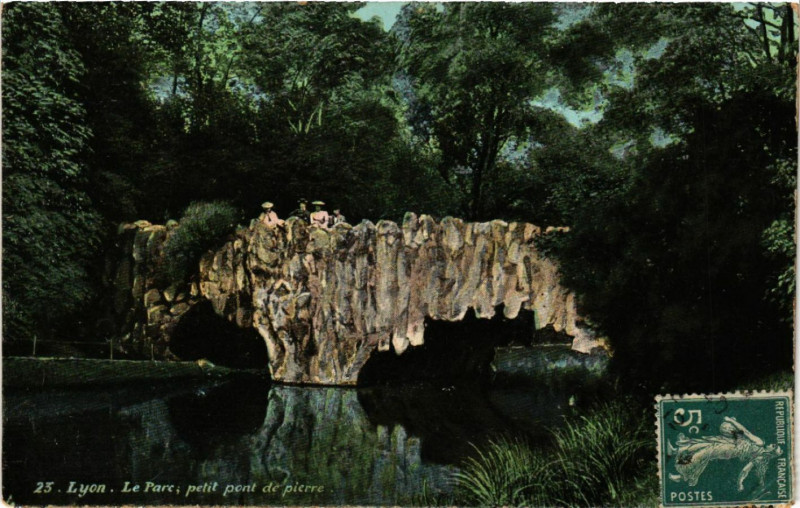Carte postale ancienne Lyon-Le Parc petit pont de pierre à Lyon