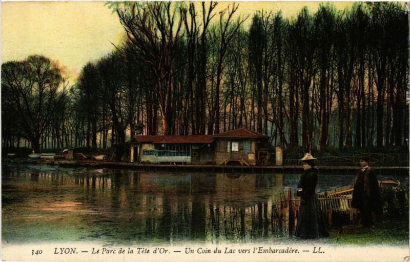 Carte postale ancienne Lyon-Le Parc de la Tete d'Or Un Coin du Lac vers l'Embarcadere à Lyon