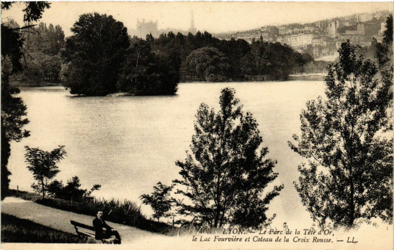 Carte postale ancienne Lyon-Le Parc de la Tete d'Or le Lac Fourviere et Coteau à Lyon