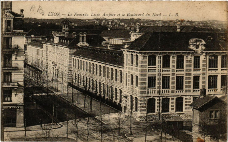 Carte postale ancienne Lyon-Le Nouveau Lycée Ampere et le Boulevard du Nord à Lyon