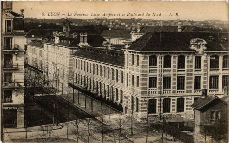 Carte postale ancienne Lyon-Le Nouveau Lycée Ampere et le Boulevard du Nord à Lyon