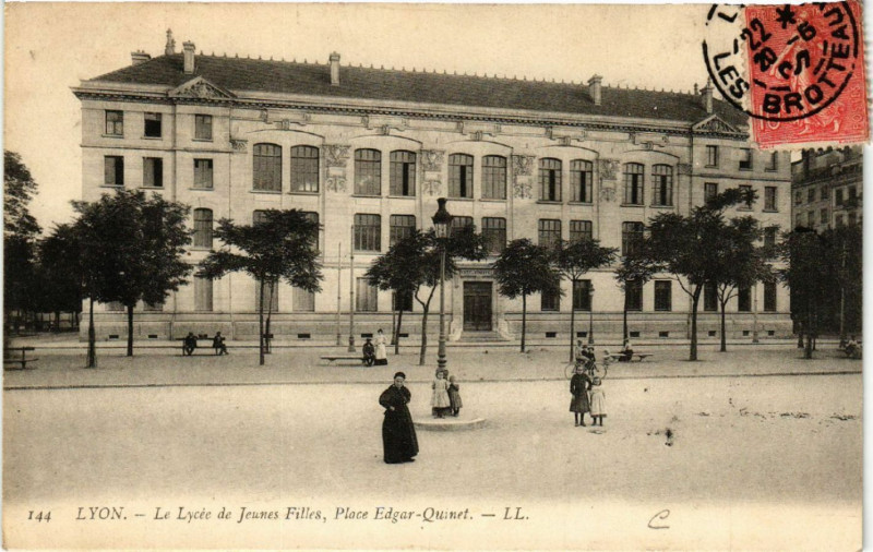 Carte postale ancienne Lyon-Le Lycée de Jeunes Filles Place Edgar-Quinet à Lyon