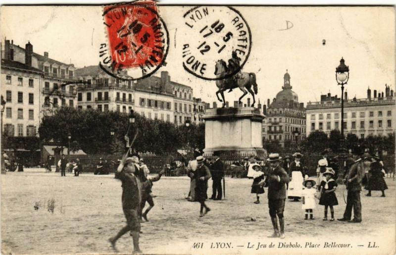 Carte postale ancienne Lyon-Le Jeu de Diabolo Place Bellecour à Lyon