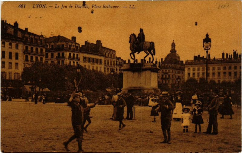 Carte postale ancienne Lyon-Le Jeu de Diabolo Place Bellecour à Lyon