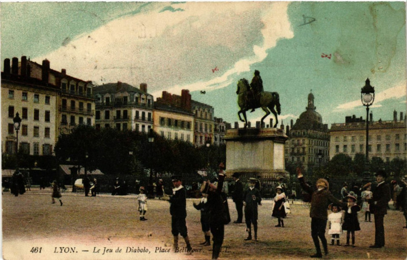 Carte postale ancienne Lyon-Le Jeu de Diabolo Place Bellecour à Lyon