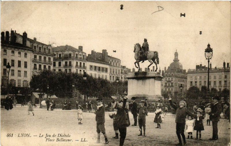 Carte postale ancienne Lyon-Le Jeu de Diabolo Place Bellecour à Lyon
