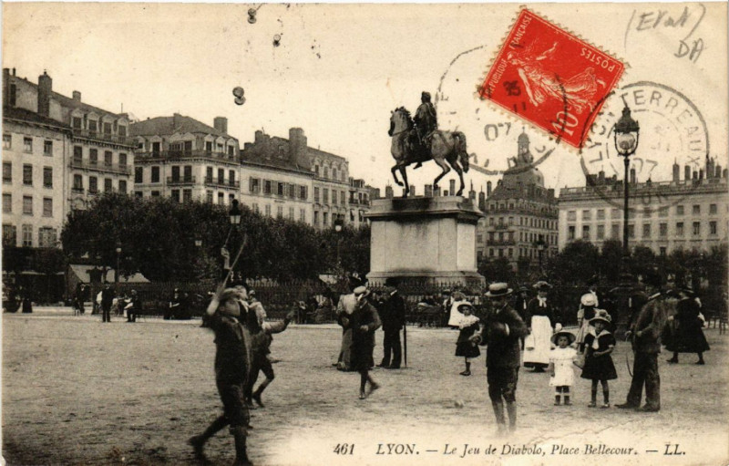 Carte postale ancienne Lyon-Le Jeu de Diabolo Place Bellecour à Lyon