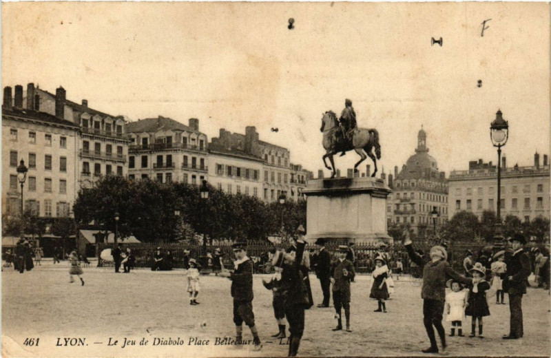 Carte postale ancienne Lyon-Le Jeu de Diabolo Place Bellecour à Lyon