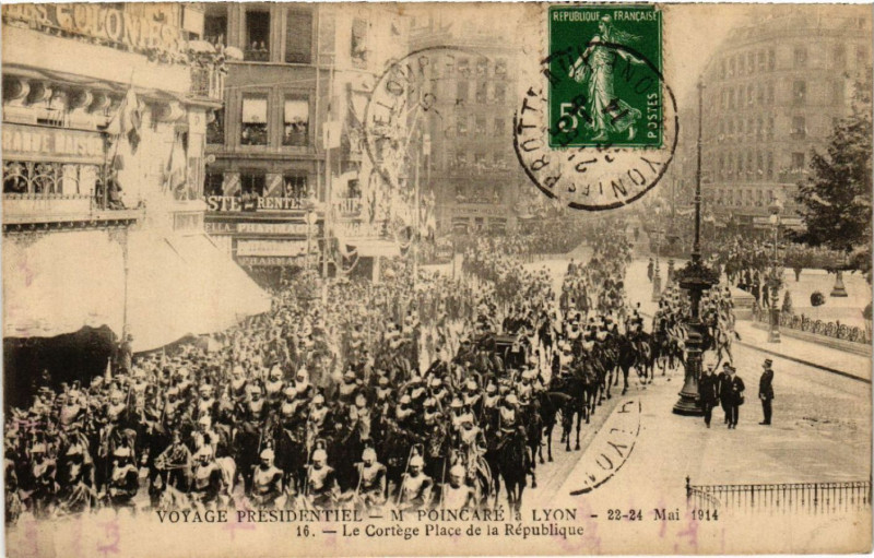 Carte postale ancienne Lyon-Le Cortege Place de la Republique à Lyon