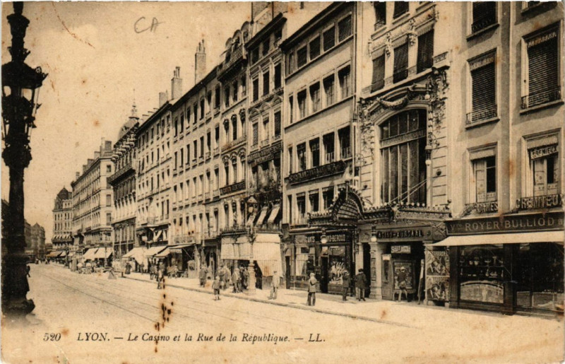 Carte postale ancienne Lyon-Le Casino et la Rue de la Republique à Lyon