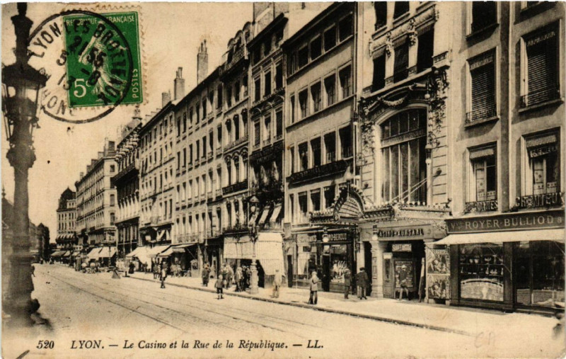 Carte postale ancienne Lyon-Le Casino et la Rue de la Republique à Lyon