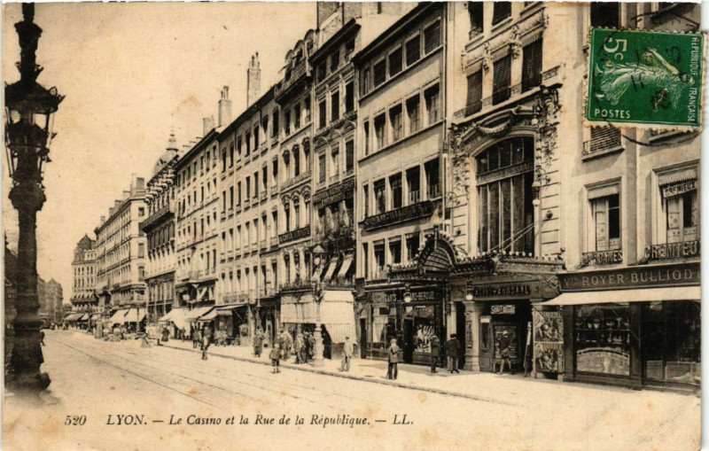 Carte postale ancienne Lyon-Le Casino et la Rue de la Republique à Lyon