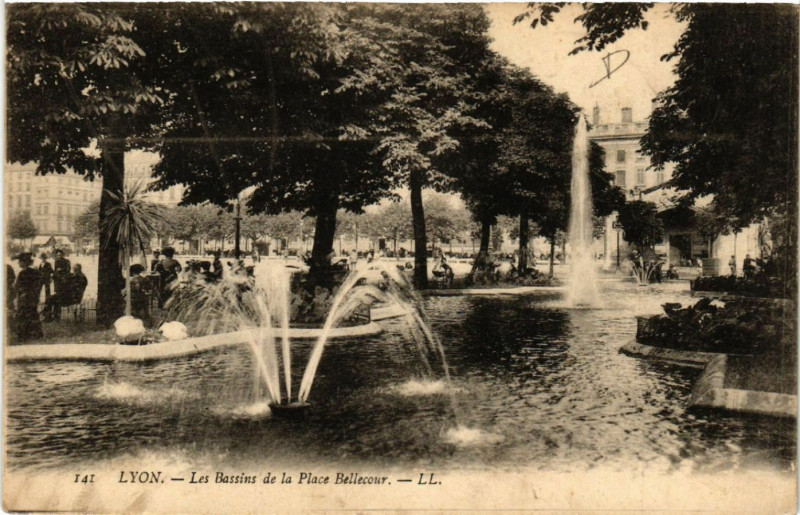 Carte postale ancienne Lyon-Le Bassin de la Place Bellecour à Lyon