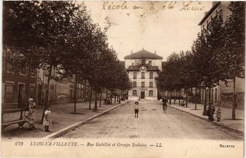 Carte postale ancienne Lyon-La Villette Rue Gabillot et Groupe Scolaire à Lyon