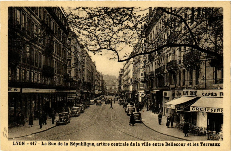 Carte postale ancienne Lyon-La Rue de la Republique artere centrale de la ville à Lyon
