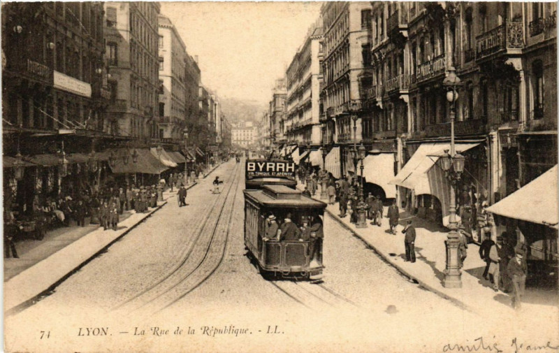 Carte postale ancienne Lyon-La Rue de la Republique à Lyon