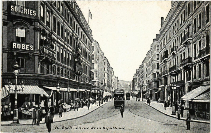Carte postale ancienne Lyon-La Rue de la Republique à Lyon