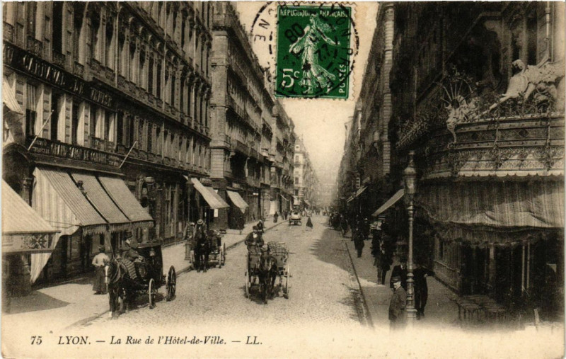 Carte postale ancienne Lyon-La Rue de l'Hotel de Ville à Lyon