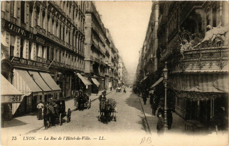 Carte postale ancienne Lyon-La Rue de l'Hotel de Ville à Lyon