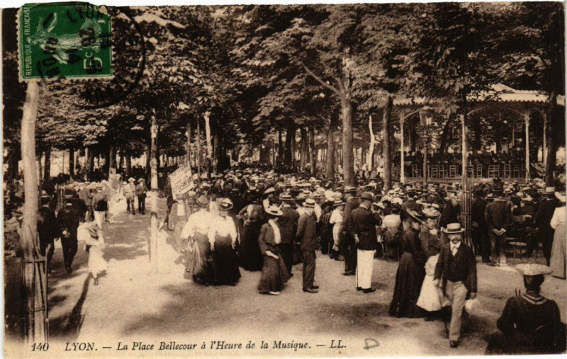 Carte postale ancienne Lyon-La Place Bellecour a l'Heure de la Musique à Lyon