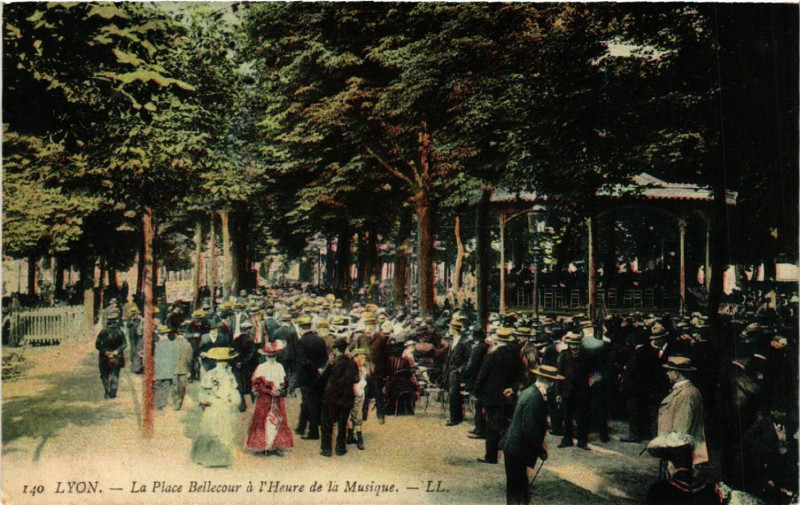 Carte postale ancienne Lyon-La Place Bellecour a l'Heure de la Musique à Lyon