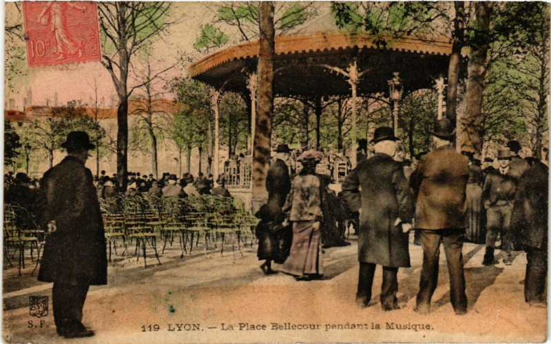 Carte postale ancienne Lyon-La Place Bellecour pendant la Musique à Lyon