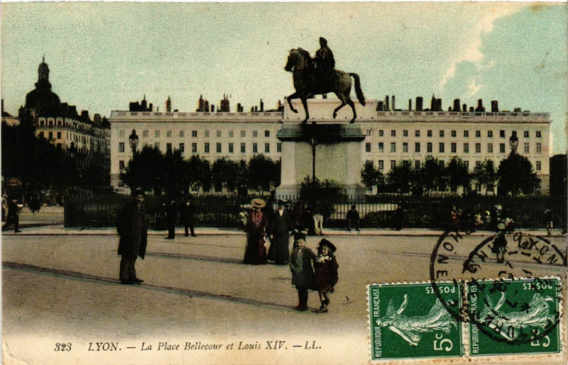Carte postale ancienne Lyon-La Place Bellecour et Louis Xiv à Lyon