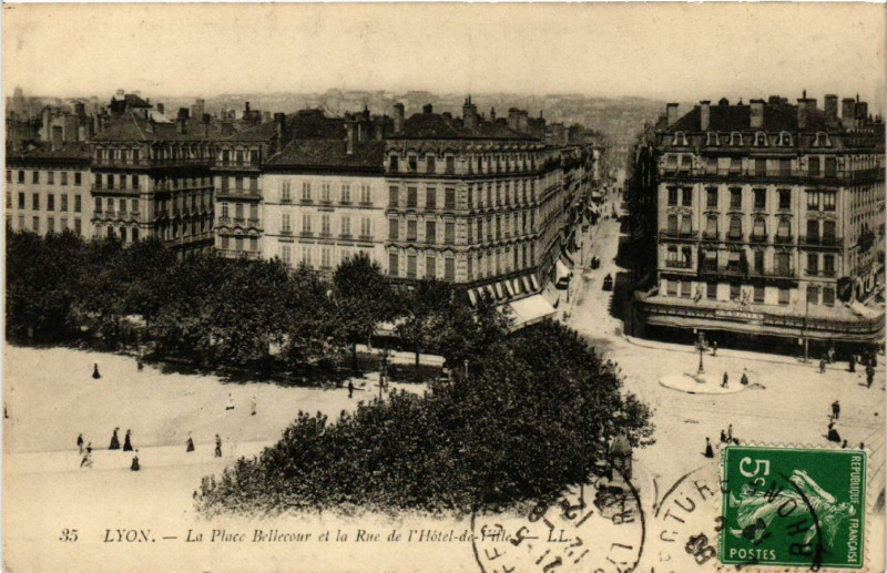 Carte postale ancienne Lyon-La Place Bellecour et la Rue de l'Hotel de Ville à Lyon