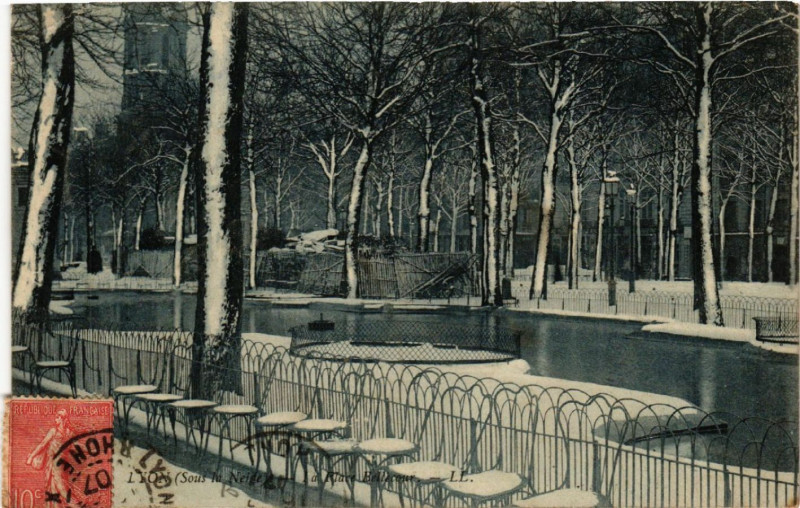 Carte postale ancienne Lyon-La Place Bellecour à Lyon