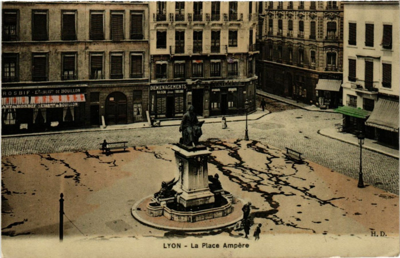 Carte postale ancienne Lyon-La Place Ampere à Lyon