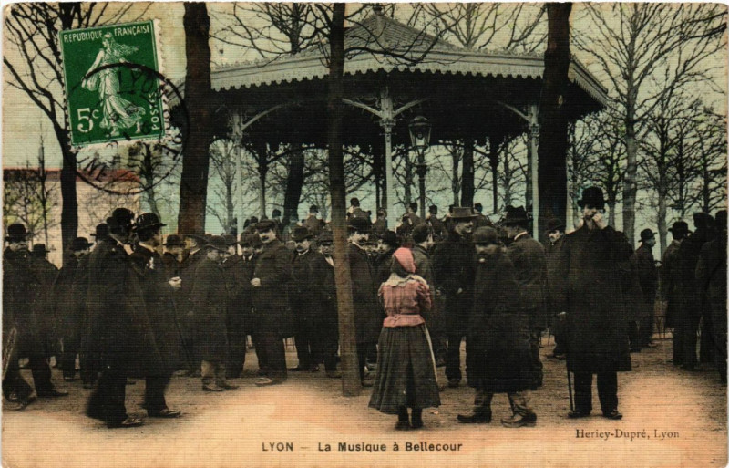 Carte postale ancienne Lyon-La Musique a Bellecour à Lyon
