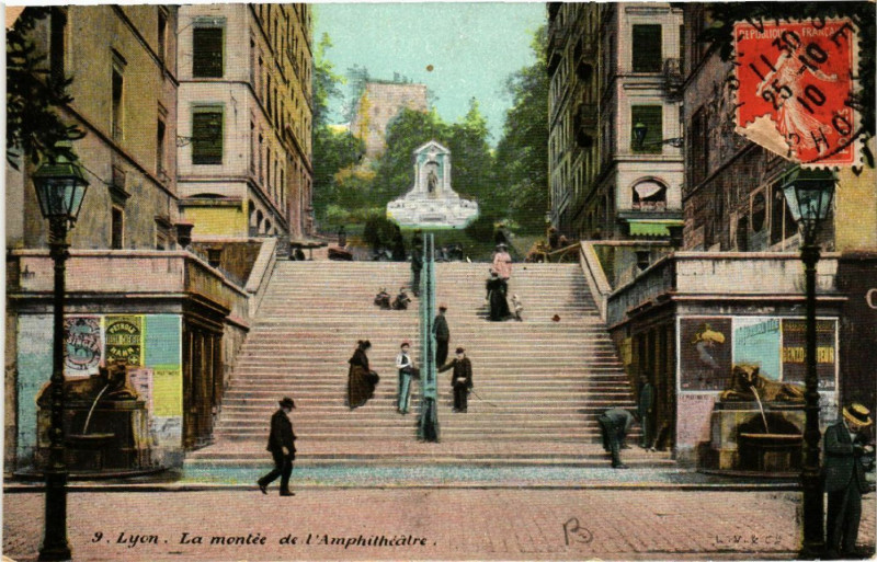 Carte postale ancienne Lyon-La montée de l'Amphitheatre à Lyon