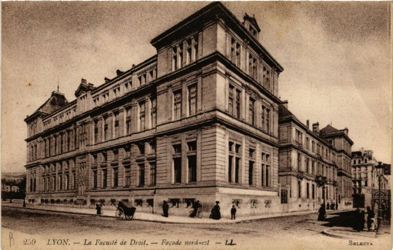 Carte postale ancienne Lyon-La Faculte de Droit Facade nord-est à Lyon